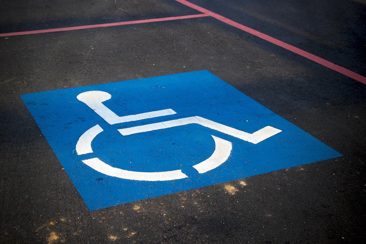 Playas accesibles en España: qué elementos debe tener una playa realmente accesible