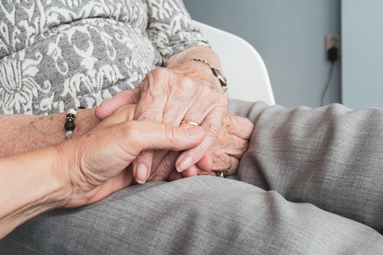 Prestación CUME y discapacidad: así amplía el Real Decreto-ley 31/2026 la ayuda por cuidado de menores con cáncer